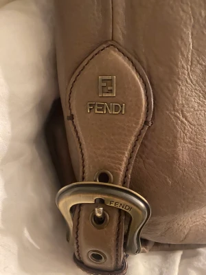 Fedi - Intressekoll på min vintage Fendi väska, skriv för fler bilder samt bud. Priset på väskan på vestiare ligger på 7265kr 