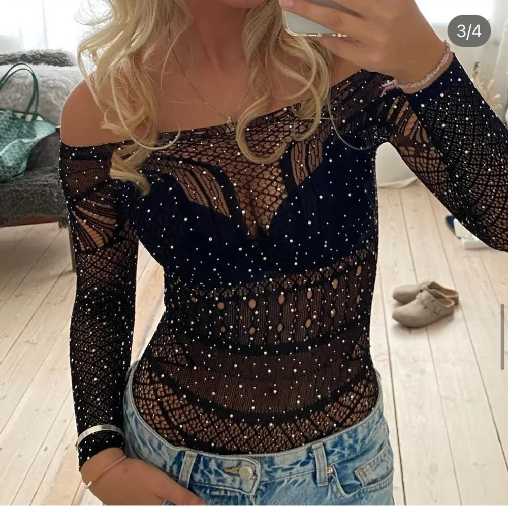 Glittrig body från @apertacph på instagram. Onesize, Passar mig perfekt som har storlek S-M. Säljer då den inte kommer till användning längre. Perfekt till fest. 250kr inklusive frakt💗 Säljer även en vit.. Toppar.