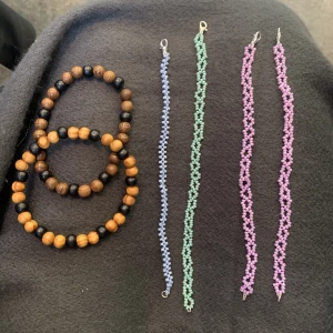 Armband - Hej hej , vi är ett UF företag som tillverkar våra egna armband med olika designs , färger samt storlekar.  - De med Design och karbinhake går för 89 kr. - träkulorna går för 69kr. - resterande 59 kr.   tveka inte om att höra av er om ni har fler frågor.🥰