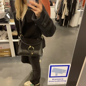 See by chloe väska nyskick  - En typ splitter ny see by chloe väska (mina bilder). Inga defekter.  nypris 4900. Kommer med ett till kort band!