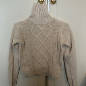 Stickad vit Xs - Vit stickad polotröja som jag köpt på barnavdelningen på någon second hand men inte använt så mycket. Den är tajt i kragen och därför lite bökig att få över huvudet men i övrigt funkar den på mig som är en S och ca 1,60. (Den går till naveln ungefär)