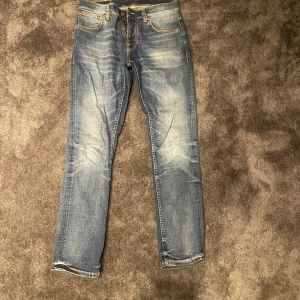 Nudie jeans - Säljer ett par till nudie jeans i näst intill perfekt tillstånd pga fel storlek. Passar till allt och är storlek W31 L32