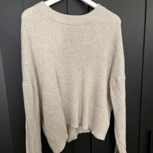 Jätte fin tröja !  - En jätte fin beig tjockare tröja från Bikbok, använd ca 2 gånger. Är i nyskick, jätte fin att bara styla till ett par jeans.  Kör för 350 kr  Säljer för 150+ frakt 📦 