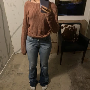 Stickad topp - Så fin stickad tröja med öppen rygg. Går även att vända på den så den får en urringning istället! Väldigt sparsamt använd💞