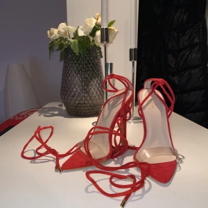 PrettyLittleThing röda klackskor stl 36 - Oanvända PrettyLittleThing klackskor stl 36 dam  Säljer från Göteborg, kan frakta skorna eller mötas upp.