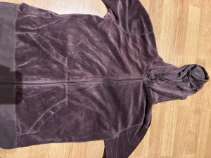 Brun tjocktröja - En fin brun tröja! Står L men passar mig som har S