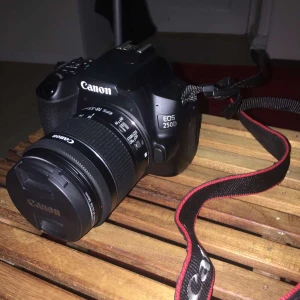 Canon kamera - CANON EOS 250D + EF-S 18-55mm f/4-5.6 IS STM Ny pris ligger på runt 7149 kr, sök upp kameran på google för mer information. Hör av er vid intresse 😁