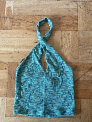 Halterneck top - Snygg och somrig topp från Gina 