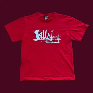 Vintage Röd Billabong T-shirt - Super fin Billabong tisha i rött tyg med tryck på. I fint skick. Najs passform. Står storlek L men sitter som en M. För fler bilder eller mått kontakta mig 🙌