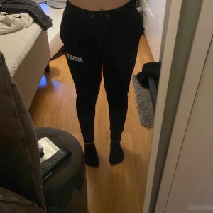 Hoodrich - Ett par hoodrich byxor jag fick igår som var för små, helt nya från affären, säljer för 500kr och bjuder på frakten❤️ passar både kvinnor och män