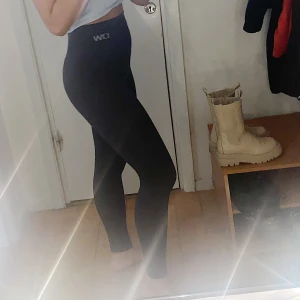 Iciw träningstights - Iciw träningstights i storlek xs, stretchiga så kommer passa s också. Super bekväma! Mörk grå färg. 