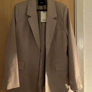 Beige blazer - Beige fin blazer från bikbok helt oanvänd!
