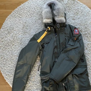 Parajumpers Vinterjacka - Bra skick och använd en vinter då jag växte ur den ganska snabbt. Den är varm och skön att ha på sig. Kvitto finns.