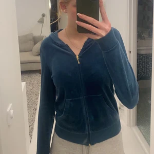 Vintage juicy - Vintage juicy med jätte fint tryck där bak. Älskar den men är silver tjej så det krockar med mina smycken och trycket🫶