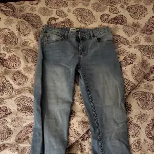 Säljer ett par oanvända jeans från lager 157, dem är lågmidjade och stretchiga. Är i bra skick