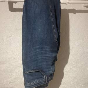 Mörkblå jeans i slim från massimo skick som nya 