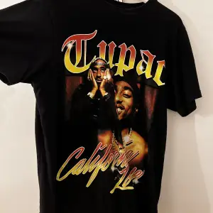 En Tupac t-shirt i bra skick. Storlek S 