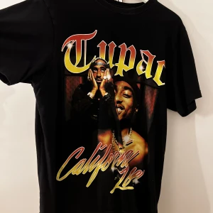 Tupac T-shirt  - En Tupac t-shirt i bra skick. Storlek S 