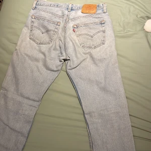 Levi’s Jeans vintage 503 - Säljer dessa snygga ljusblå jeans! Skick 7/10 har en liten fläck som går att tvätta bort se bild 3.   Passformen är liten men bra!