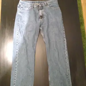 Vailent Jeans i storlek M. 'Skate Loose Mid Blue' modell. Litet hål vid bakfickan (bild 3). 