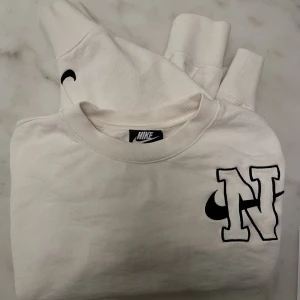 Nike sweatshirt  - Säljer min fina vita Nike sweatshirt då jag har likadan i blå. Sparsamt använd, inga fläckar/skador.  Storlek S 