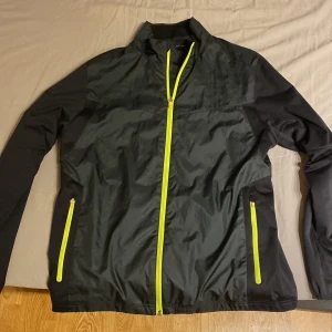 Nike vindjacka - Säljer en Nike vindjacka storlek M. Köpt för 900 ca ett år sedan och använt den typ 2 gånger så den är i toppskick. Kan hämtas i Hudiksvall. 