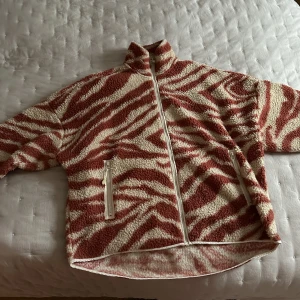 Snygg kofta/tröja monki - Snygg tröja från monki i zebra mönster. Väldigt mysigt material. Använd flera gånger men i väldigt bra skick.i storlek M. Med dragkedja.