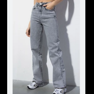 Madlady  - Säljer mina grå madlady jeans i storlek 32 & Längd 32🤍passar folk som har xxs,xs & s, skriv för mer bilder!! 