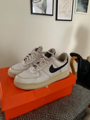 Nike air force 1 - Nike air force 1 i hyfsat skick, skorna är i storlek 38,5, hör av dig om du har några övriga frågor.