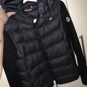 Moncler cardigan jacka  - Säljer min moncler cardigan jacka. Äkta!  Storlek S!  Den är i fint skick och har inga skador eller hål! 