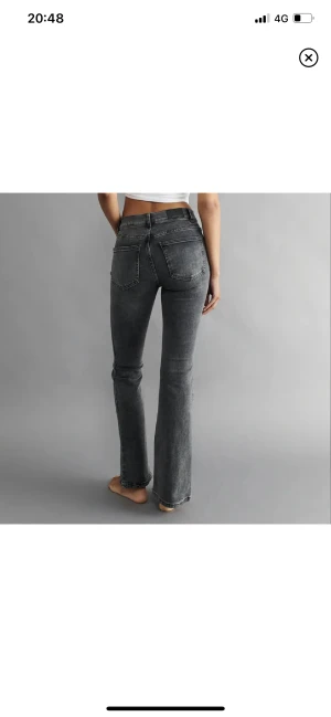 Gråa bootcut jeans - Säljer mina gråa bootcut jeans från Gina!!!! Säljer för ja tycker de är för korta för mig❤️fint skick, skriv för frågor!