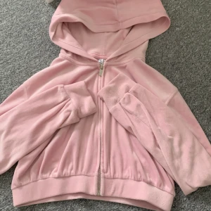 Basic mjuk tröja💘 - En jätte fin tröja, som är från hm jag fick den av en annan, den är i st S men skulle säga att den passar till xs pris kan diskuteras💘💘