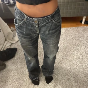 mörka låga jeans - säljer mig jeans spm nu blivt förstora för mig köpt de på secondhand men knappt kommit till andvänding hittar tyvärr inte storleken men de sitter stort på mig som har S/M i byxor och är rätt så långa jag är 159 ungäfär🥰🥰