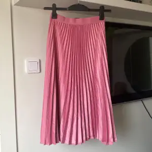 Rosa kjol från H&M. Storlek S, inga tecken på användning! 