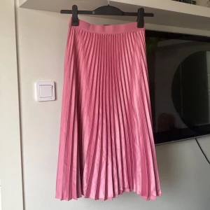 Kjol stl S - Rosa kjol från H&M. Storlek S, inga tecken på användning! 