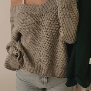 Stickad tröja - Säljer denna otroligt gina stickade tröja i storlek 170 men fungerar för mig som har S. Har haft den i drygt två år. Säljer då den tyvärr inte kommer till användning. Ifall du vill ha fler bilder så är det bara o kontakta 💗