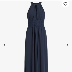 Balklänning  - Säljer min vackra balklänning, bara använd vid ett tillfälle, super bra skick. Väldigt bekväm men snygg💙 nypris 700kr💙 Skriv för fler bilder!