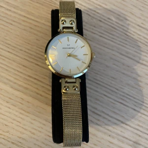 Mockberg klocka - Oandvänd Mockberg klocka, box och länkar ingår. Batteriet har stannat pga ej använd. Pris kan diskuteras.