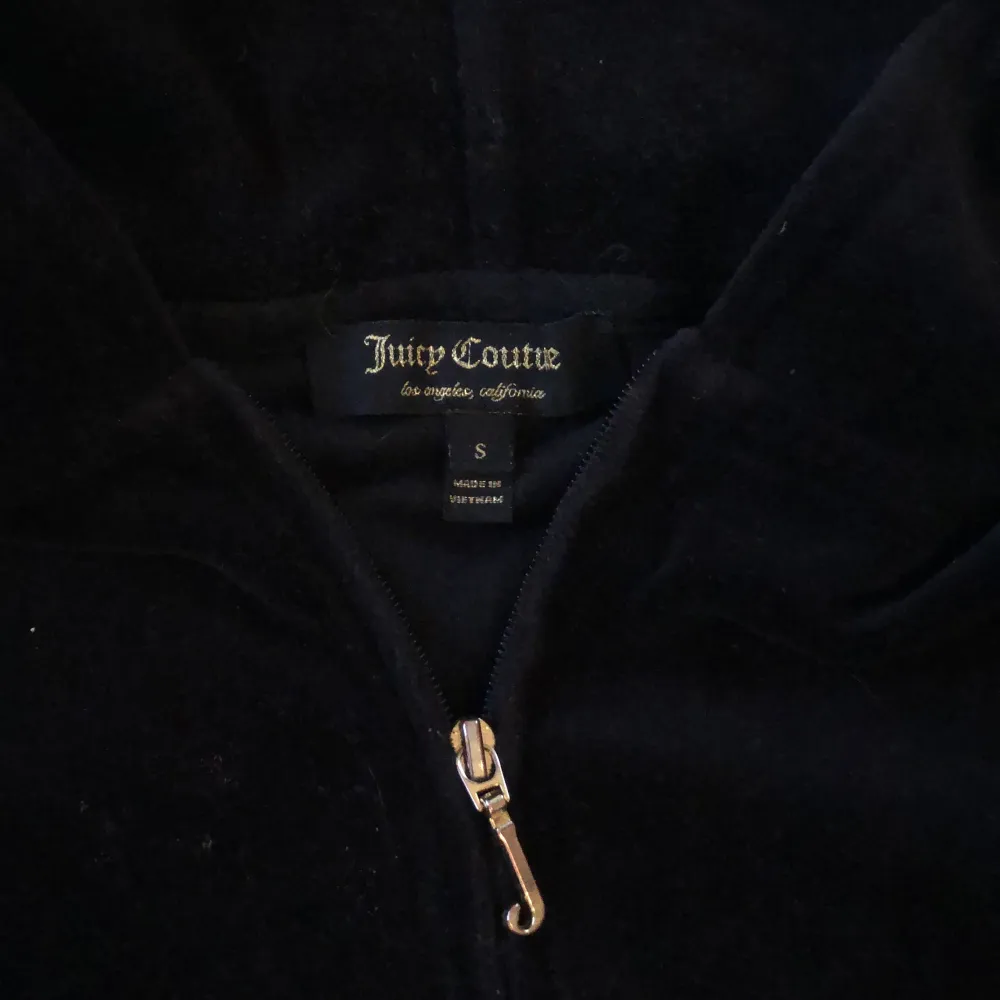 Säljer nu min svarta Juicy Couture tröja som är i storleken S och är i bra skick. Jag köpte tröjan när jag var i London och varför jag säljer den är för att jag har växt ur den :)). Tröjor & Koftor.