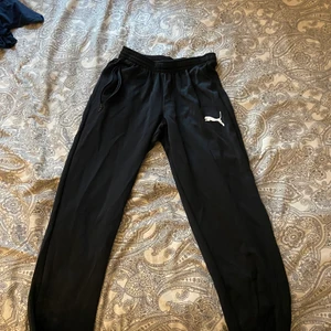 Puma tränings byxor  - Tränings byxor sköna 