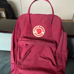 KÅNKEN LAPTOP 13" - Användes under ett tillfälle, är i nästan i helt nytt skick. Mycket utrymme för både böcker och annat och har en ficka för skydd till en laptop. 