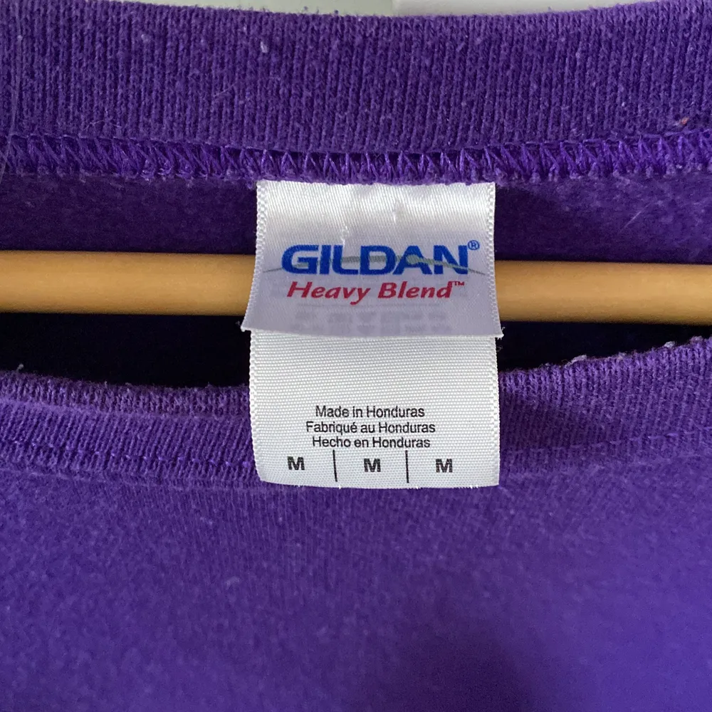 Lila sweatshirt i herrstorlek M från Gildan! Något nopprig på insidan från tvätt men inget som syns utåt, annars i bra skick!. Tröjor & Koftor.