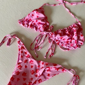 Bikini - Säljer denna as snygga bikinin. Perfekt till sommaren!! Storlek s. Frakt tillkommer, säljer då jag har två. Lånade bilder 💞 hör av er vid fler frågor. Fler intresserade = budgivning. Slutsåld på hemsidan 