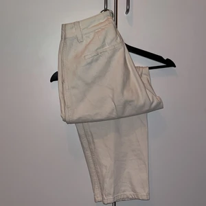 Vita Jeans - Vita ballongjeans från Bershka. Inte använda alls mycket. Säljer då de är lite stora och ej kommer till användning. Strl 36. 