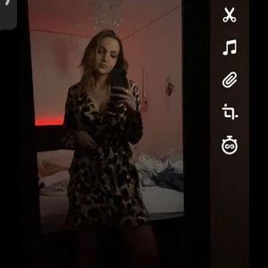 klänning  - en leopardmönstrad klänning, väldigt fin och ha på sommaren. jag har bara använt den 1 gång.