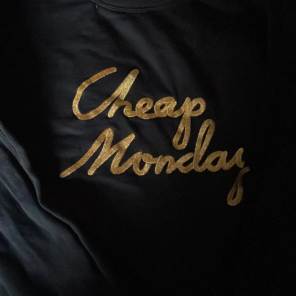 Svart Cheap Monday college tröja med guldigt tryck fram. Använd men bra skicka . Tröjor & Koftor.