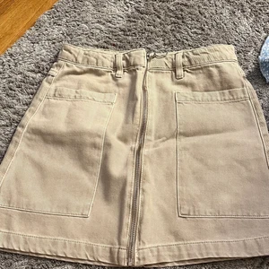 Kjol - Fin beige kjol som inte riktigt är min stil, endast använd 1 gång utomhus och därav i fint skick! Den är från Gina och har stora fickor!  Var inte rädd för att fråga om du undrar något, köparen står för frakten💕 ( priset är diskuterbart och är öppen för byten) ❤️