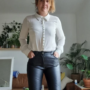 Skinnbyxa  - Fake skinnbyxa från HM. Jättesköna med något kortare ben.