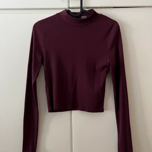 Tröja  - vin röd magtröja med en lite halskrage