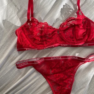 Loungeunderwear set  - Bh + string från loungeunderwear. Storlek 80C och stl M i string. Trosorna är helt oanvända och toppen är använd två gånger. De är nyinköpta för 650 kr. Otroligt fin röd färg 🌹